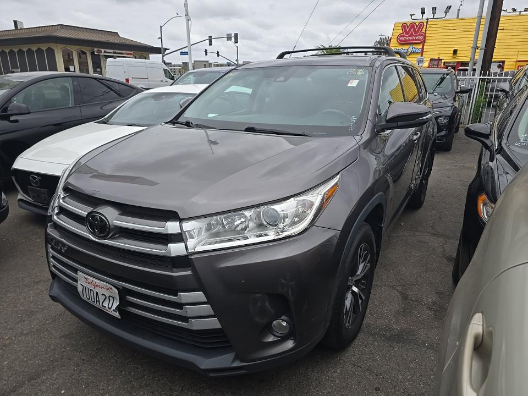 2017 Toyota Highlander LE Plus V6's photo