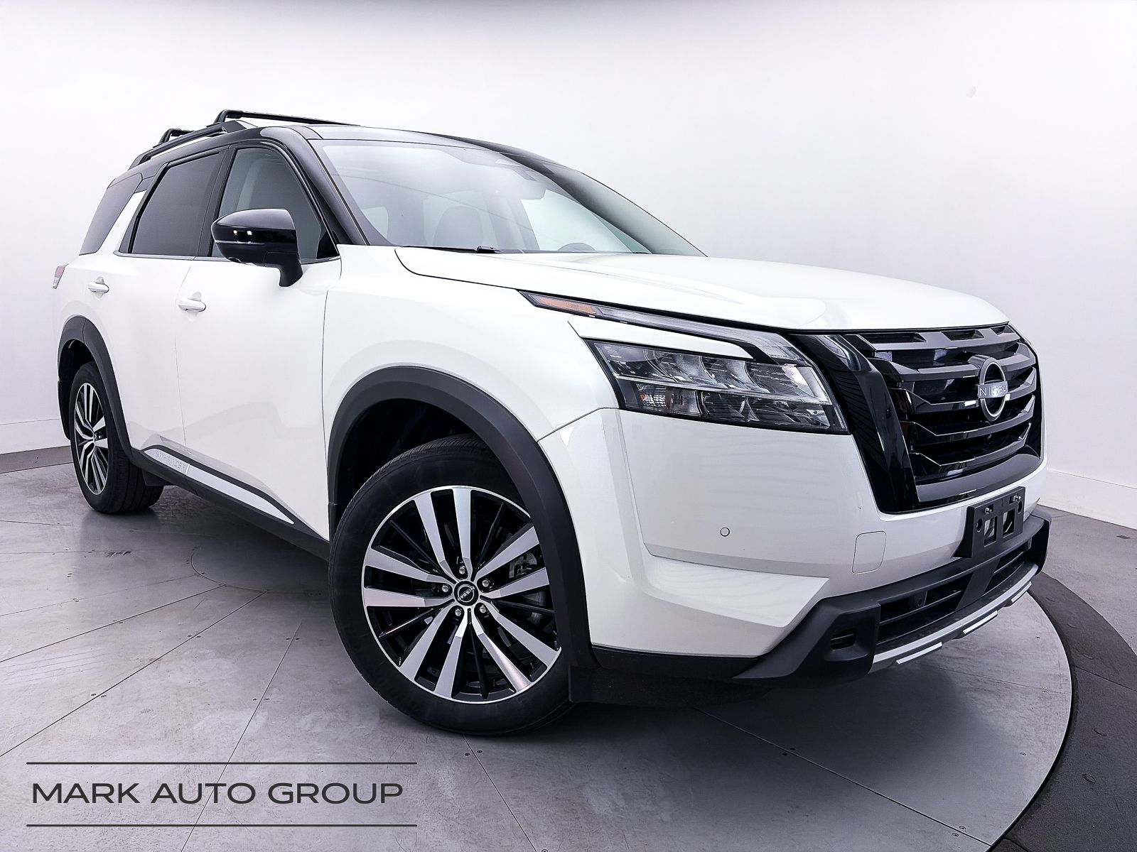 2024 Nissan Pathfinder Platinum 4WD's photo