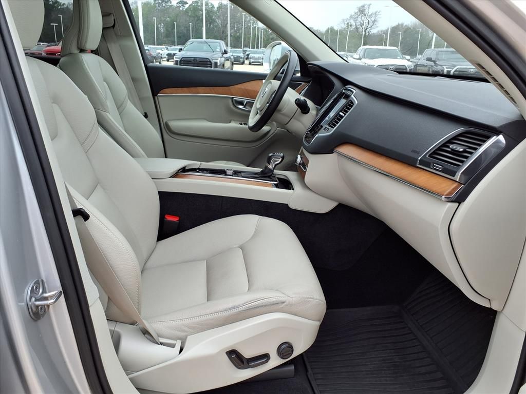 2022 Volvo XC90 T6 Momentum Silver at DeMontrond Auto Country