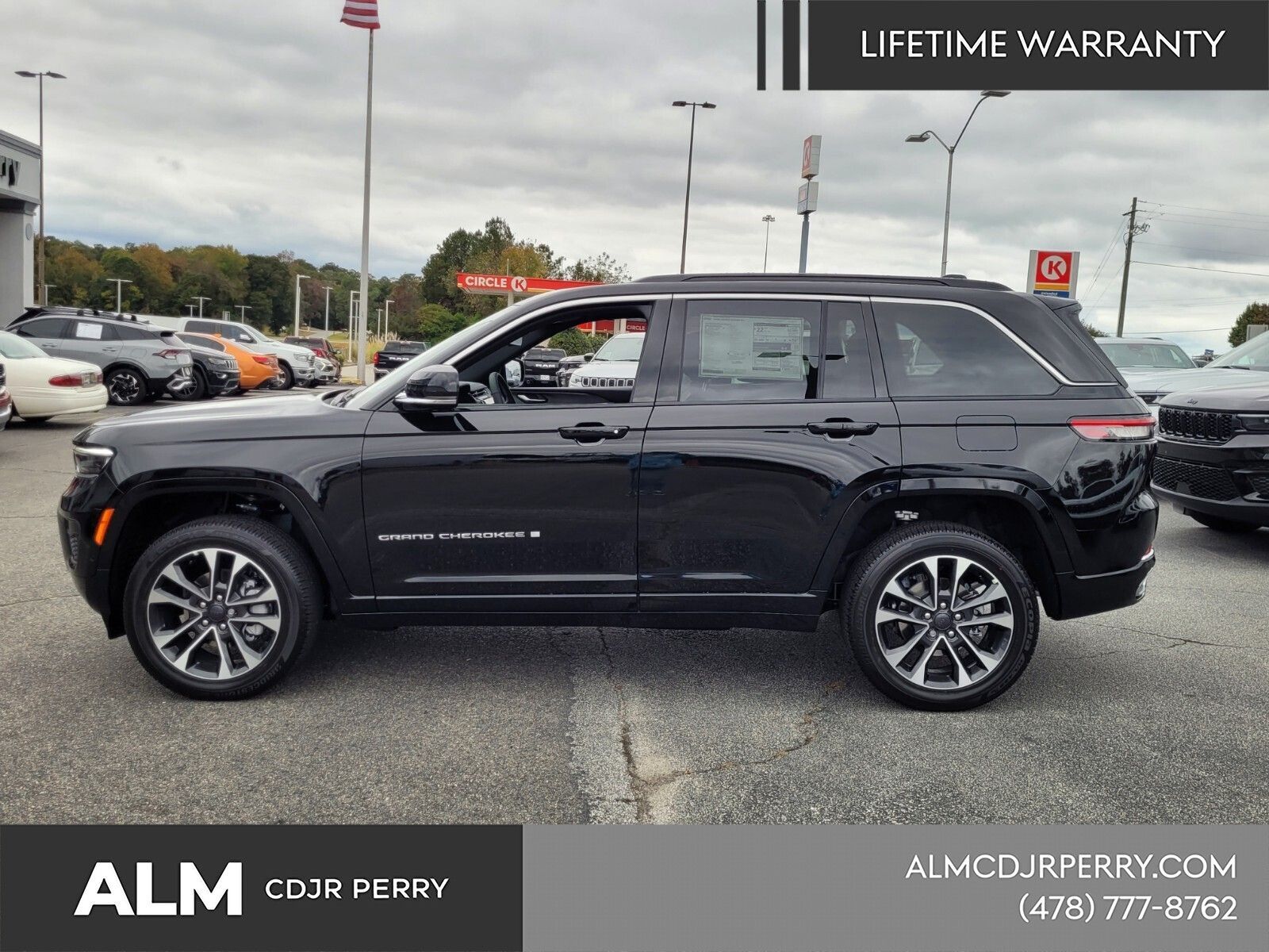 New 2025 Diamond Black Crystal Pearl-Coat Exterior Paint Jeep Overland image 3