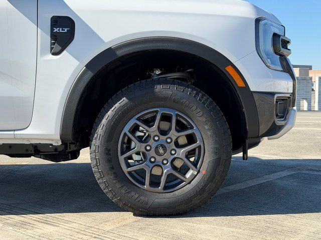 New 2025 Oxford White Ford XLT image 4