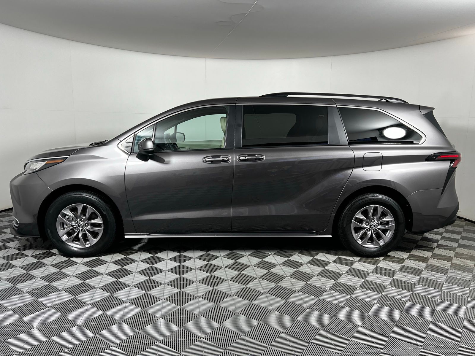 2023 Toyota Sienna XLE 17