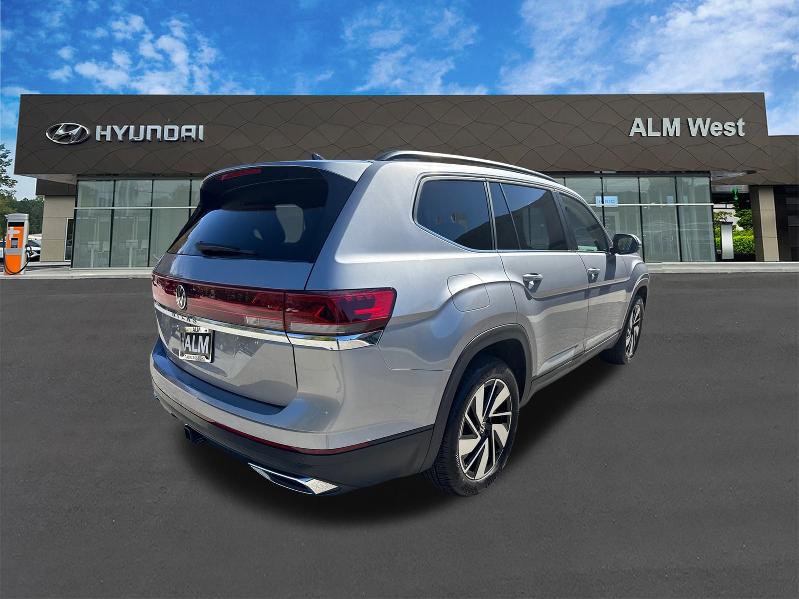 Used 2025 Silver Mist Metallic Volkswagen 2.0T SE w/Technology image 5