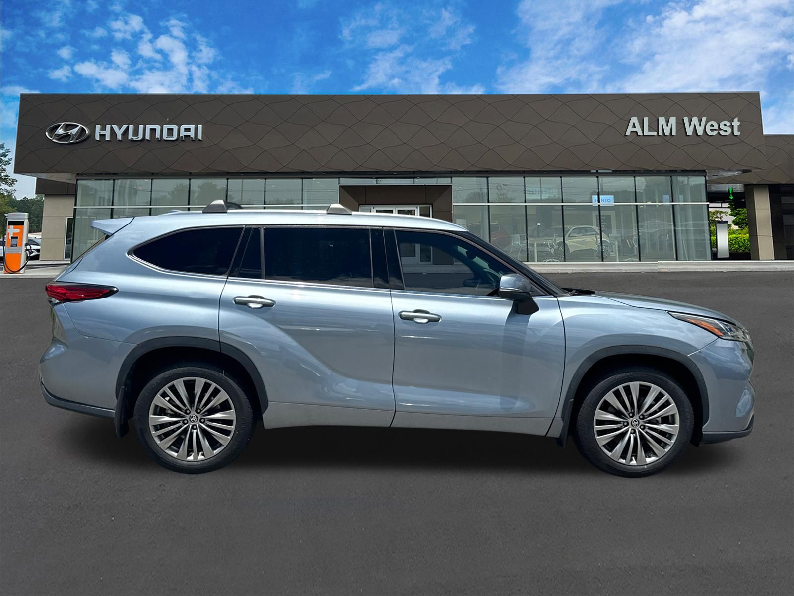 Used 2021  Toyota Platinum image 4