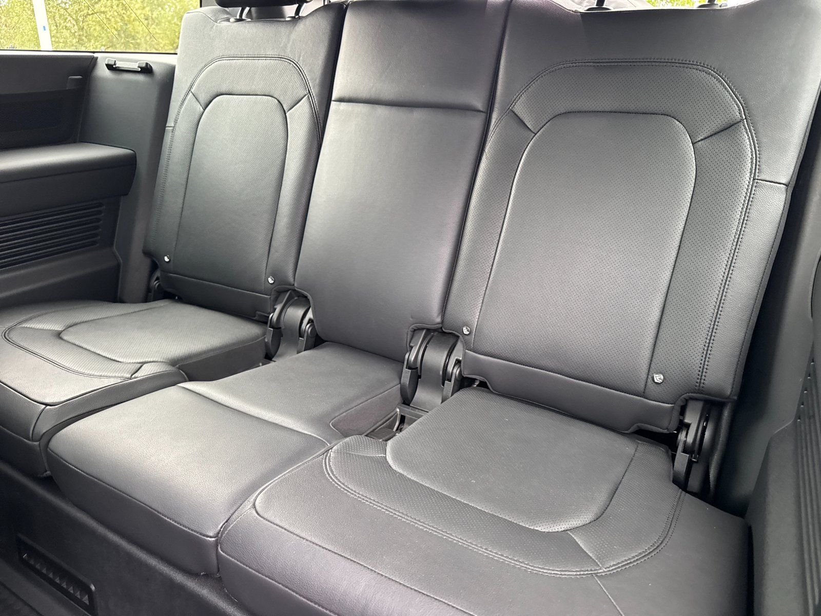 2024 Land Rover Defender X-Dynamic SE - Photo 14
