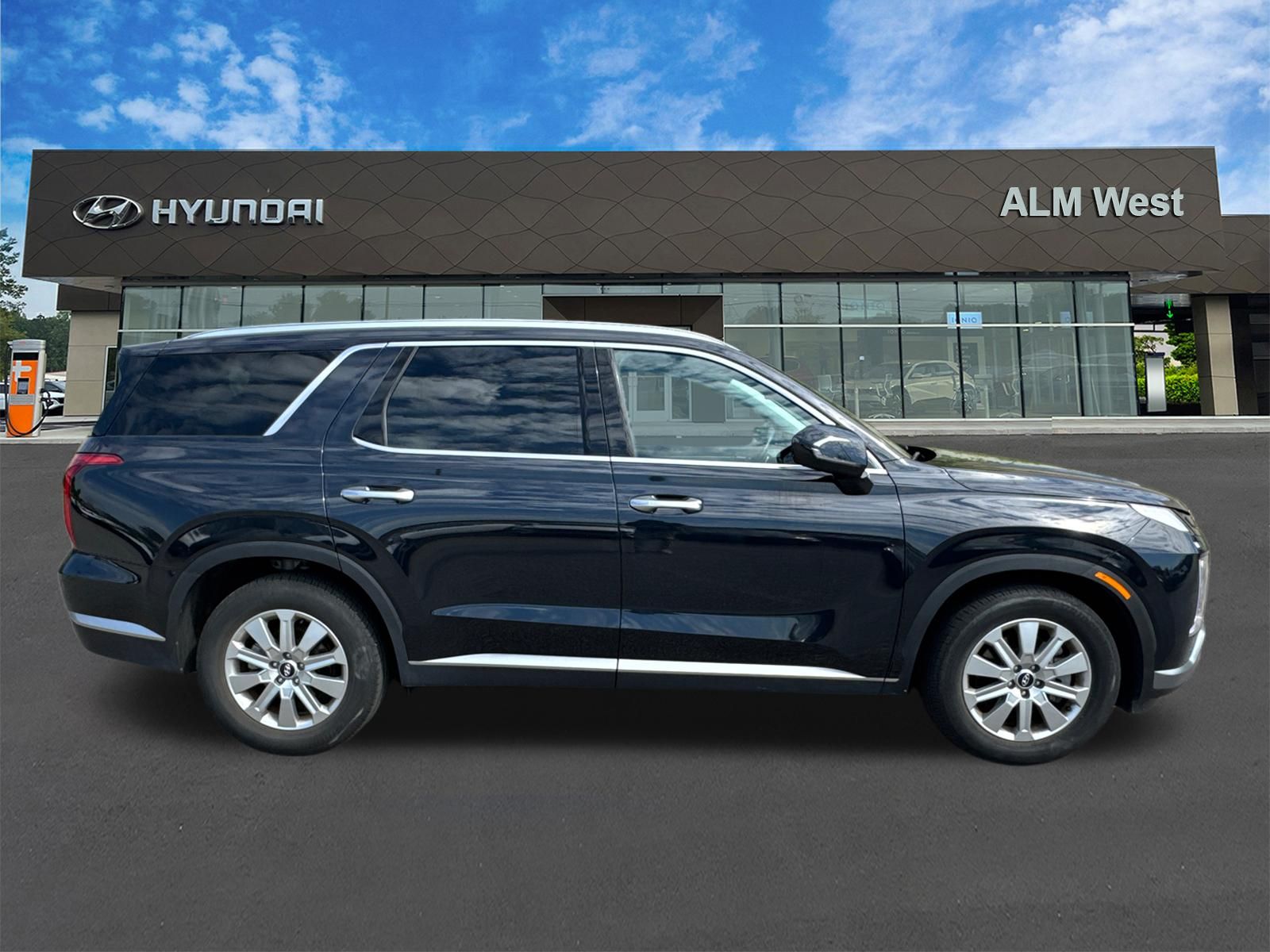 Used 2025 White Hyundai SEL image 4