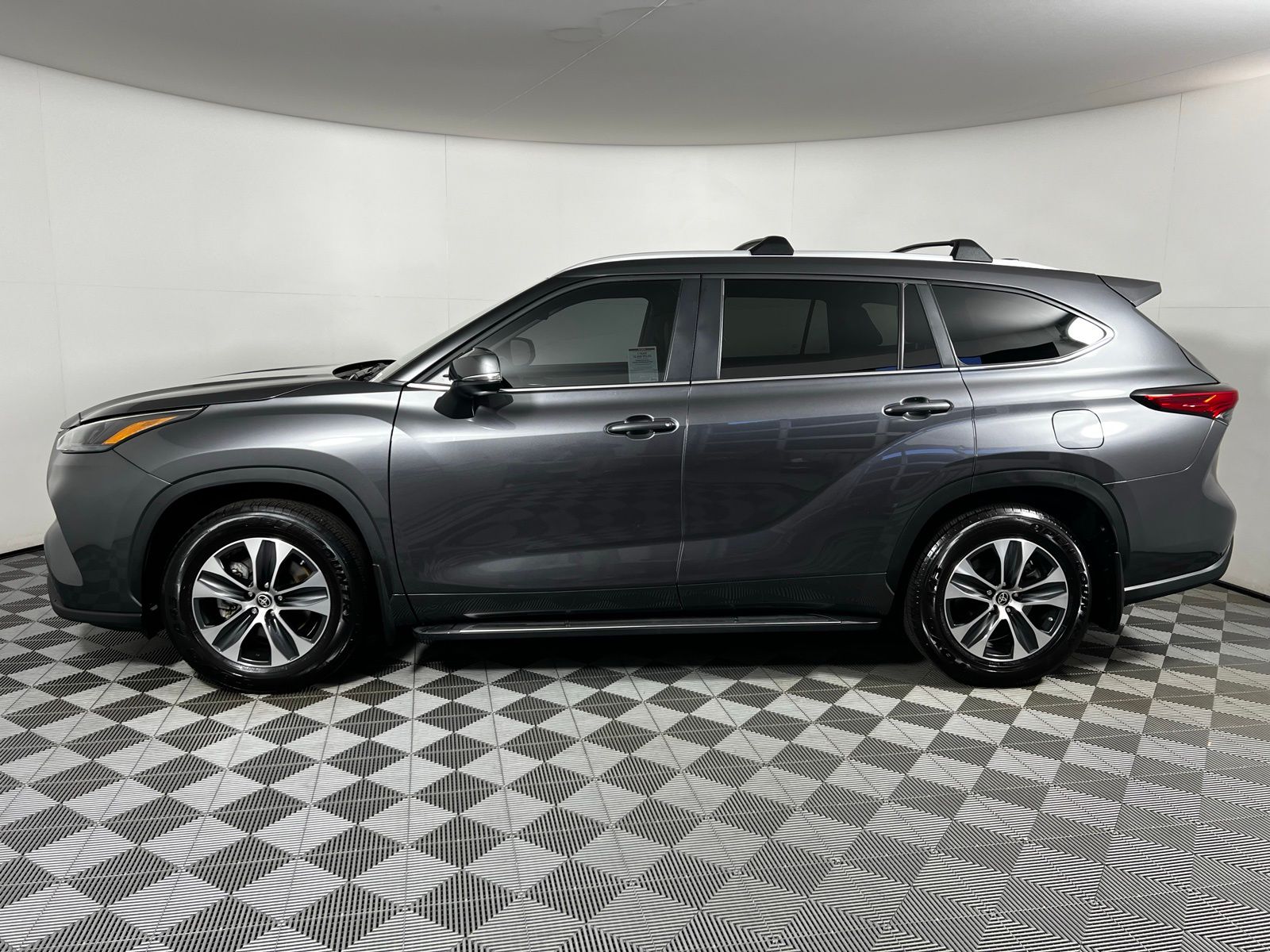 2023 Toyota Highlander XLE 19