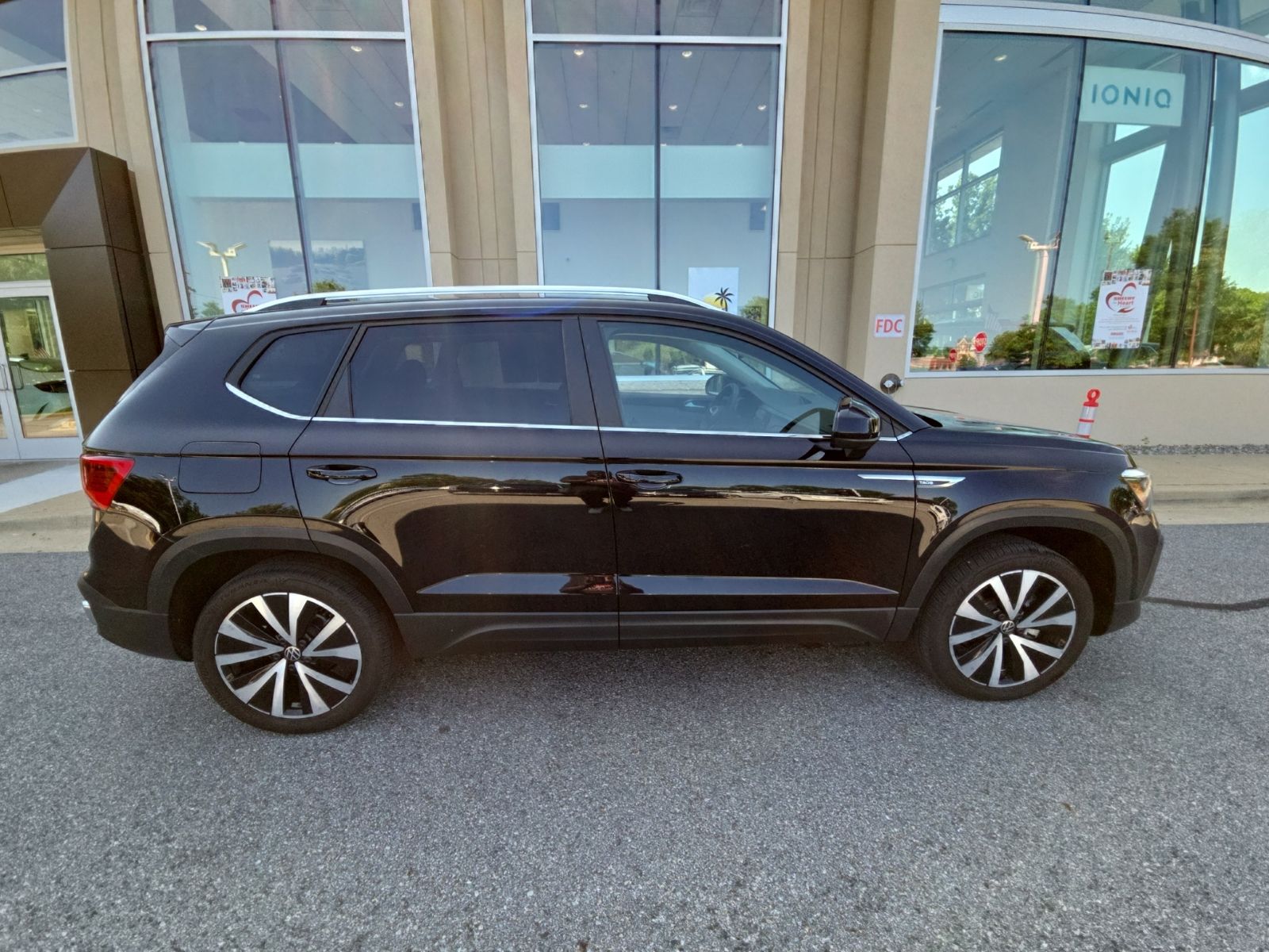 Used 2023 Black Volkswagen 1.5T SE image 2