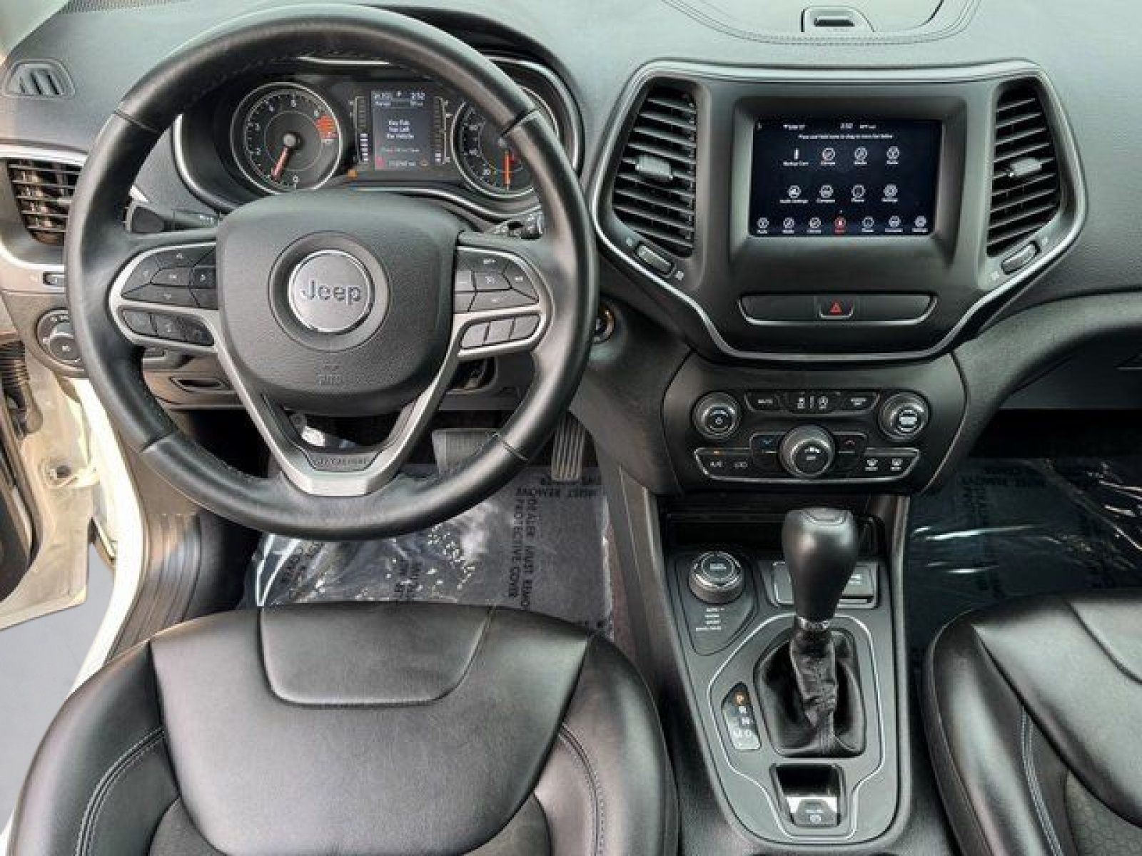 Used 2019 White Jeep Latitude Plus image 4