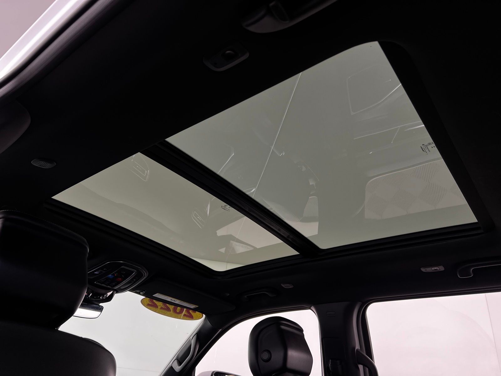 Thumbnail: 2022 Jeep Wagoneer - 28