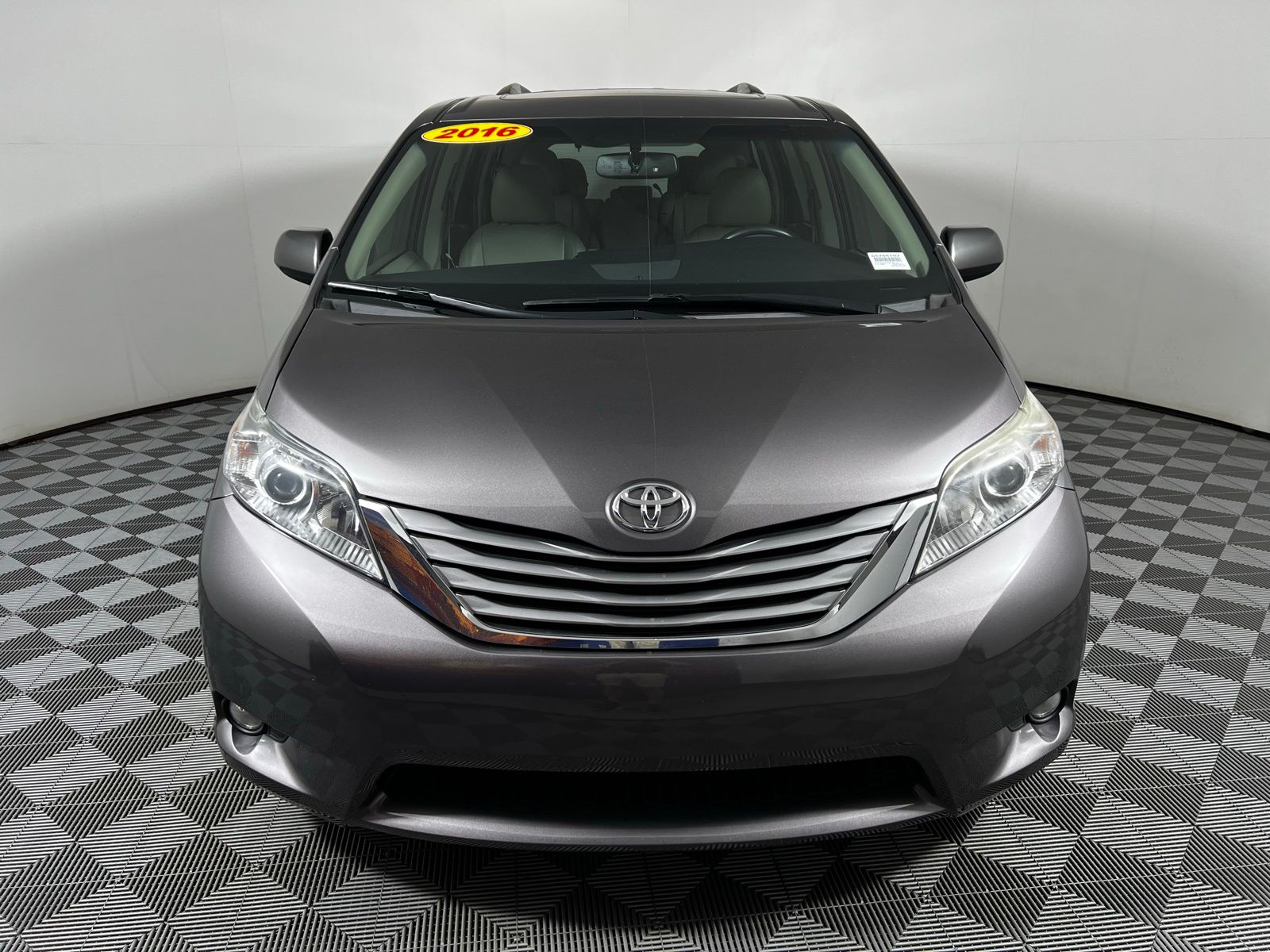 2016 Toyota Sienna XLE 2