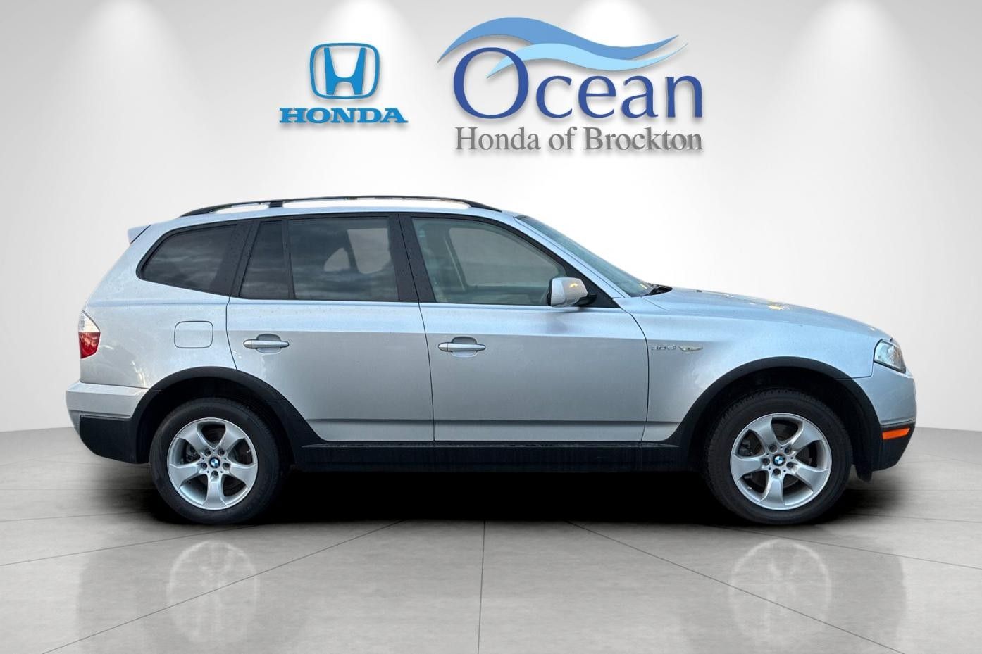 Used 2008 Titanium Silver Metallic BMW 3.0si image 2
