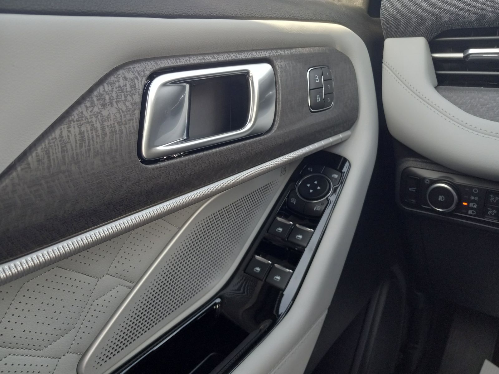 2026 Ford Explorer image 25