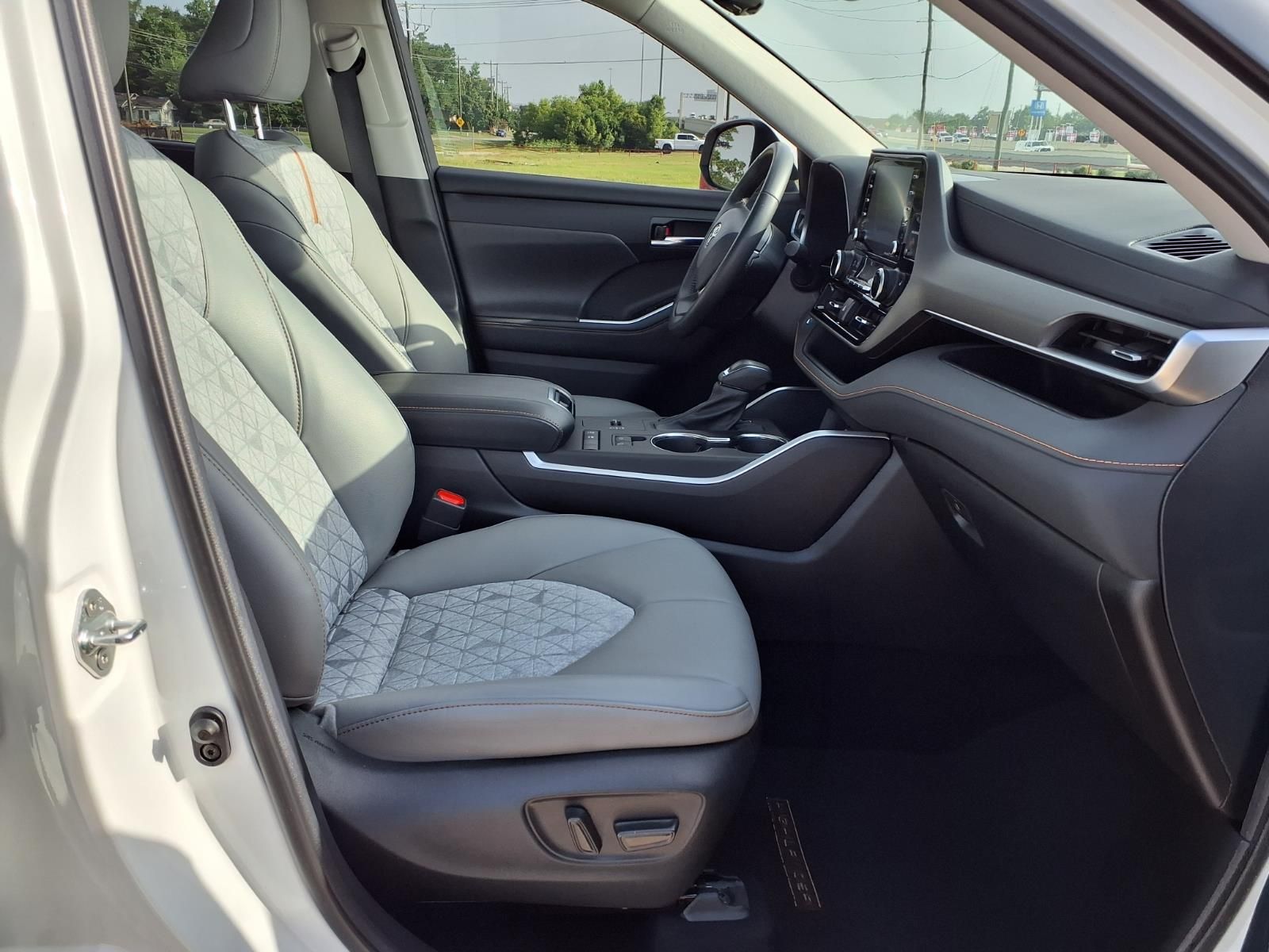 2022 Toyota Highlander Hybrid Bronze Edition Beige at Toyota of Victoria