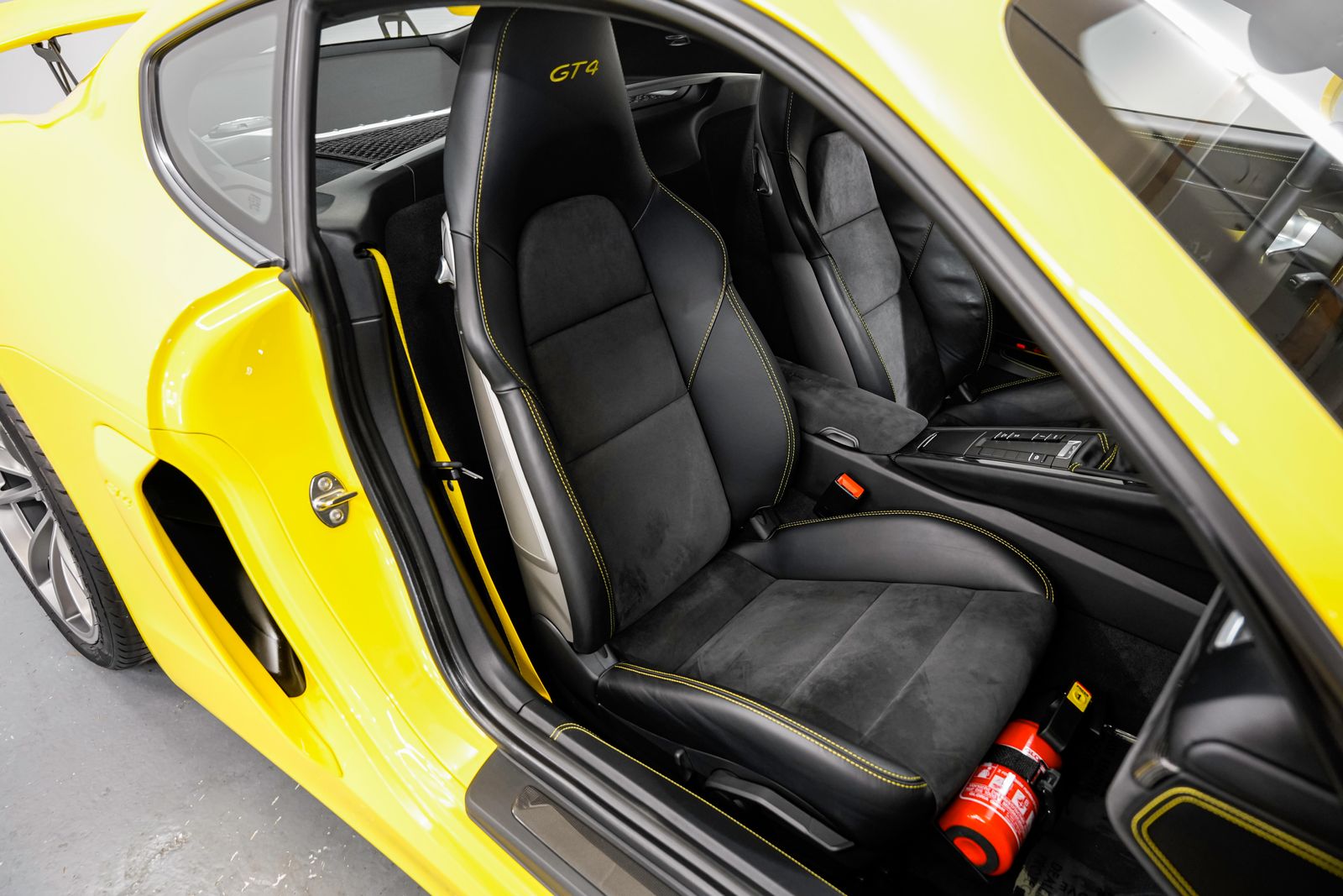 2016 Porsche Cayman GT4 — photo 26