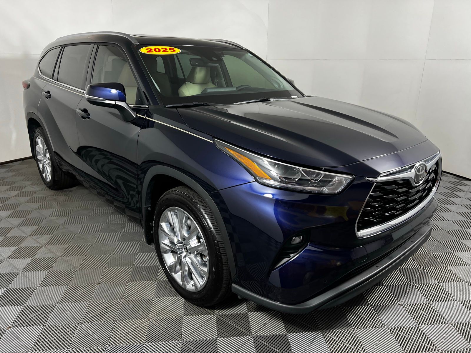 Thumbnail: 2025 Toyota Highlander - 3