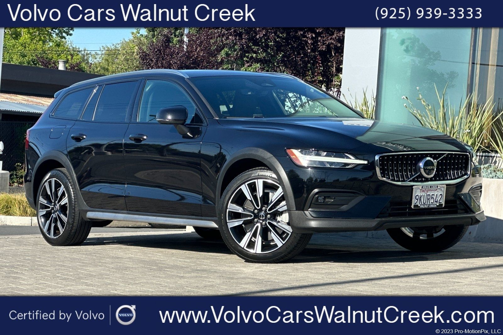 Onyx Black Metallic 2024 Volvo V60 Cross Country B5 Ultimate AWD Wagon All-Wheel Drive Automatic