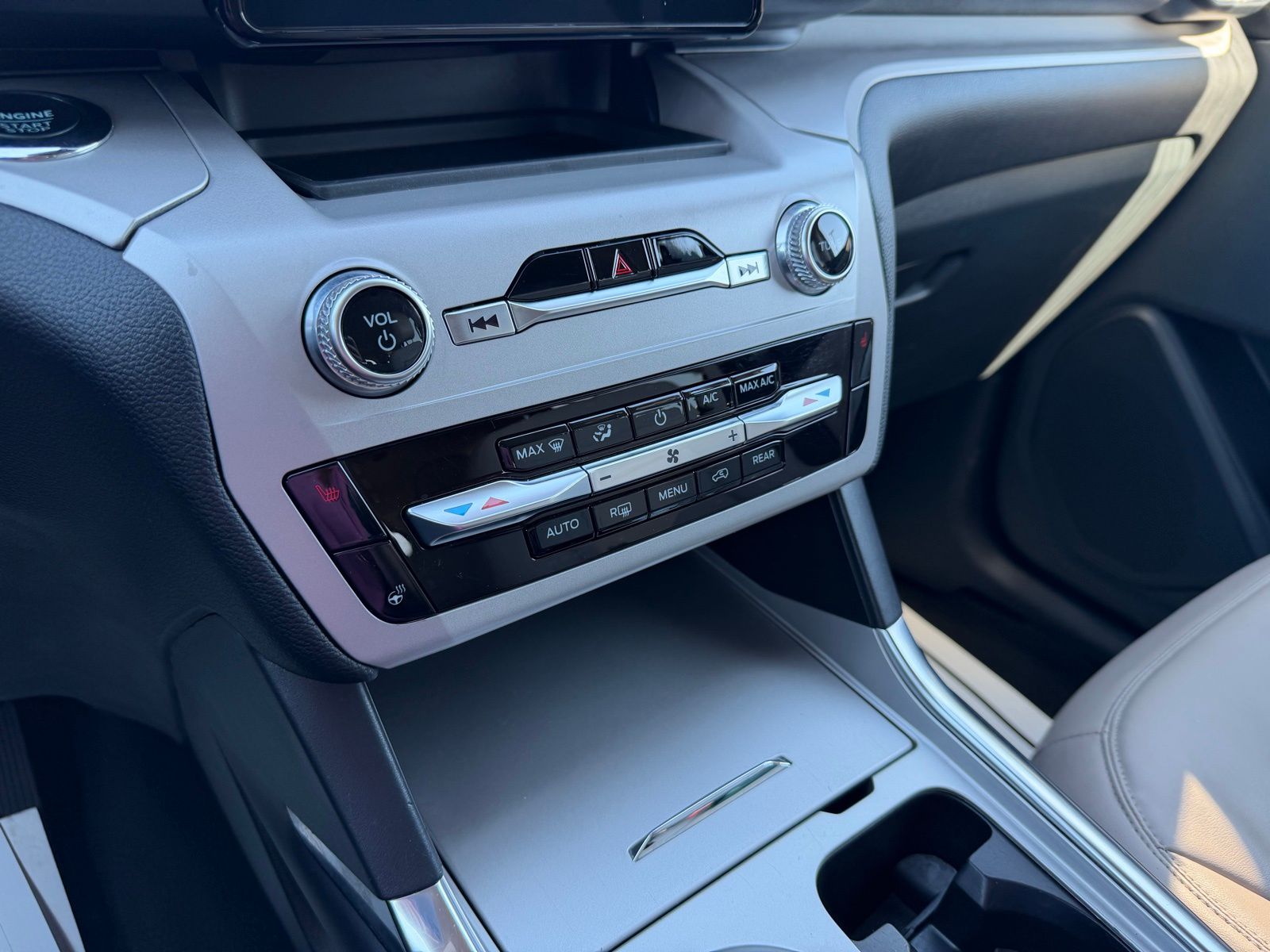 2023 Ford Explorer image 24