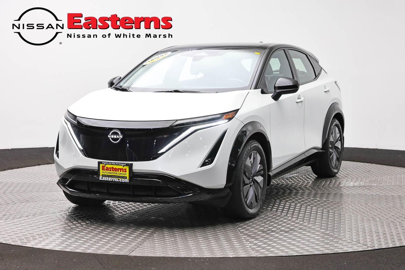 Everest White Pearl Tricoat/Black Diamond Pearl 2024 Nissan Ariya SUV / Crossover All-Wheel Drive Continuously Variable Transmission