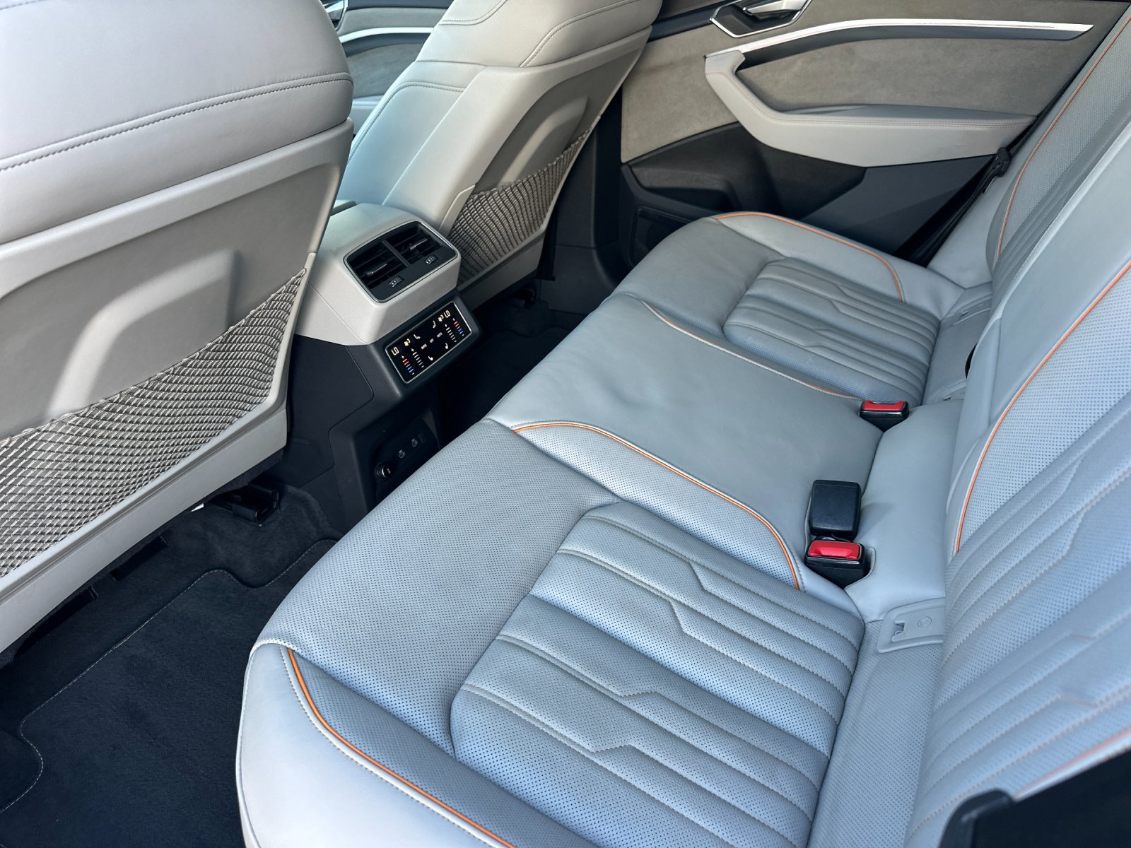 2024 Audi Q8 Sportback e-tron Prestige — foto completa 12 de 29