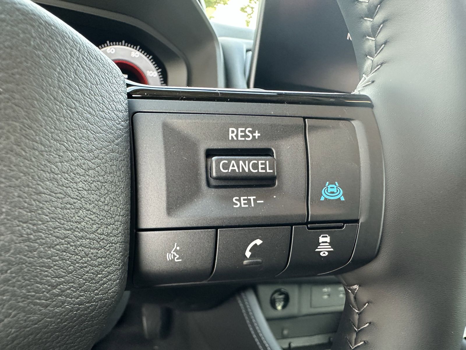 2025 Nissan Rogue Platinum photo 2