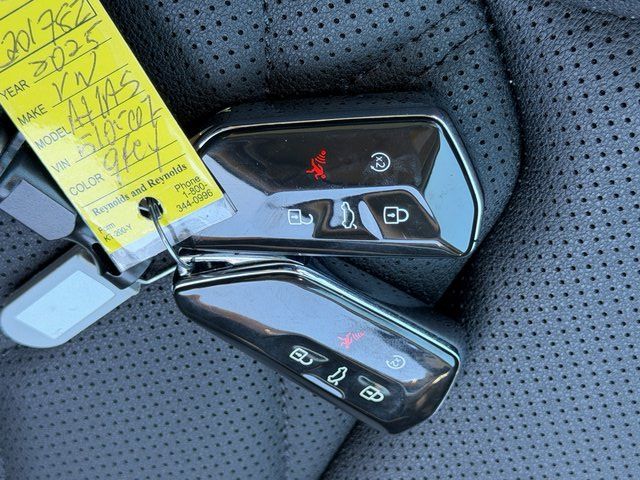 Used 2025 Gray Volkswagen 2.0T SE w/Technology image 39