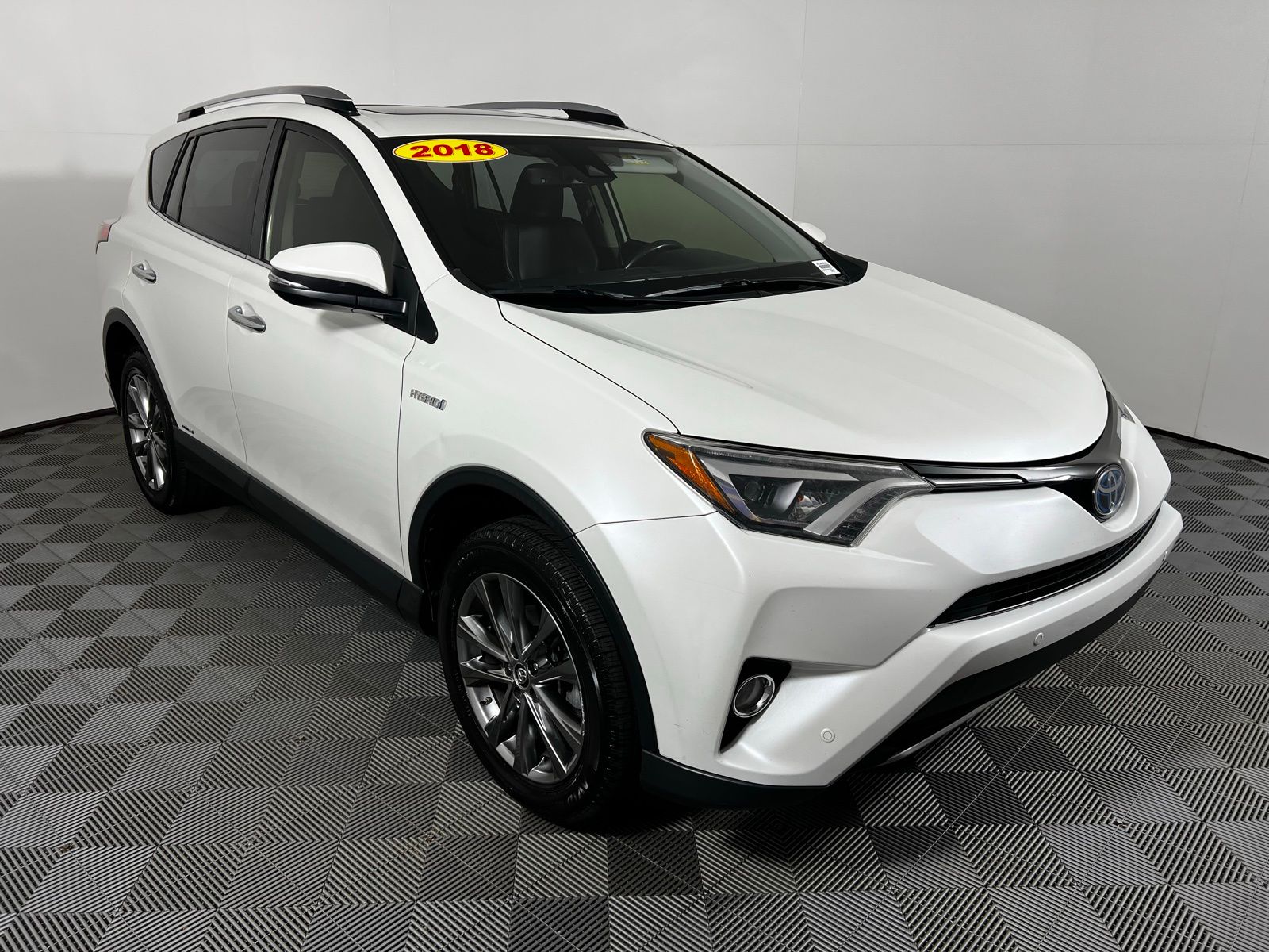 Thumbnail: 2018 Toyota RAV4 - 3