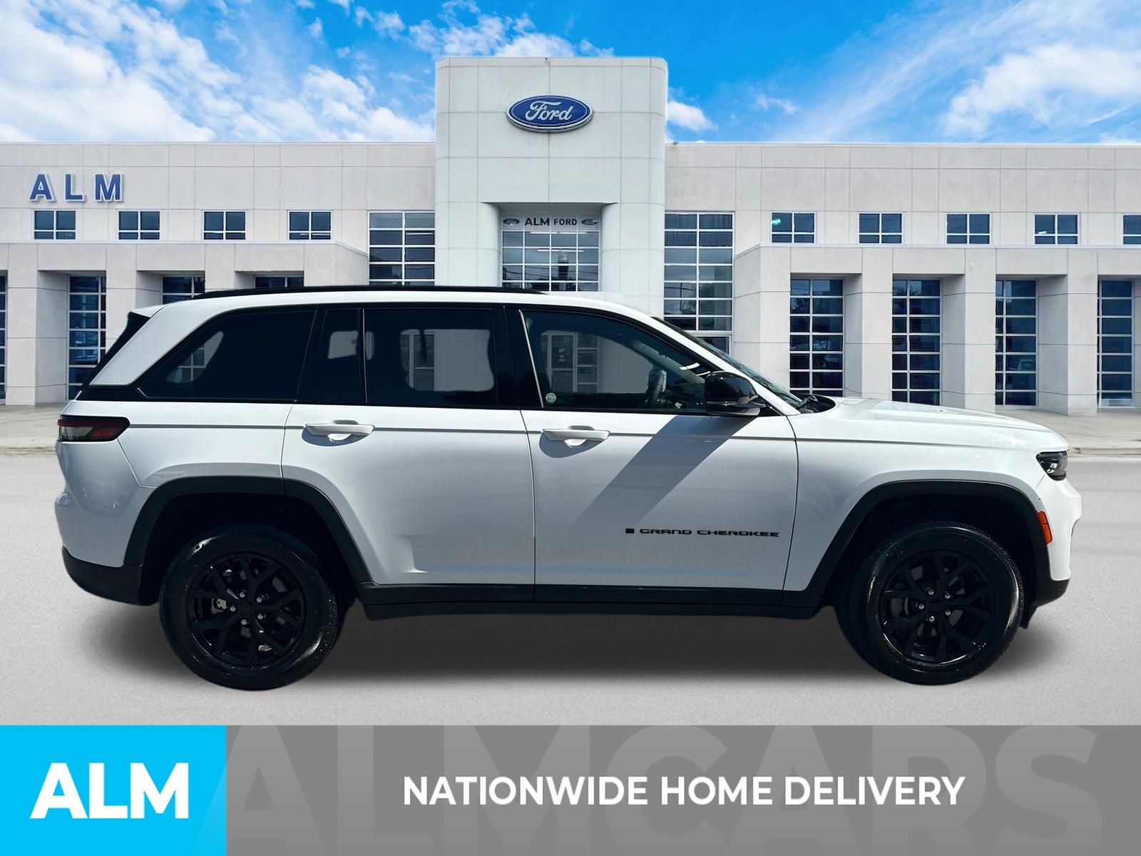 Used 2025 White Jeep Altitude image 4