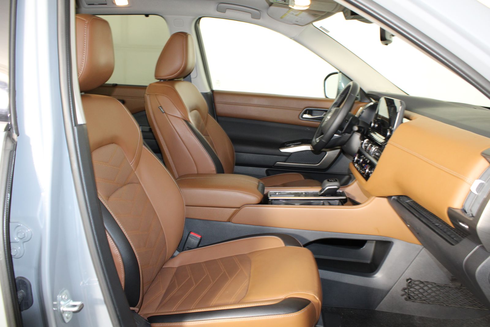 Used 2025 Gray Nissan Platinum image 23