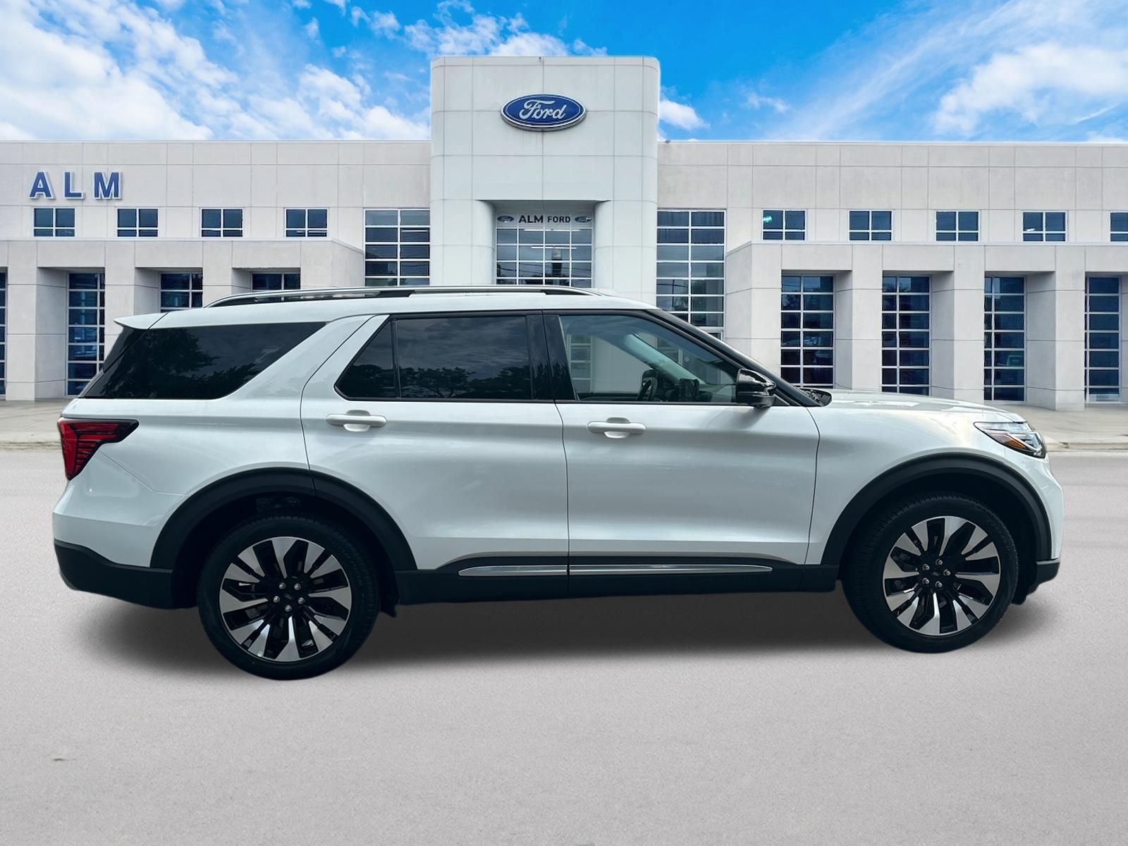 New 2026 Star White Metallic Tri-Coat Ford Platinum™ image 5