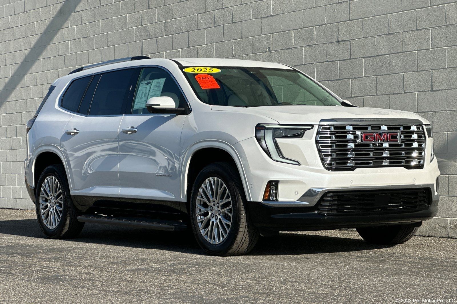 White Frost Tricoat 2025 GMC Acadia Denali FWD SUV / Crossover Front-Wheel Drive 8-Speed Automatic
