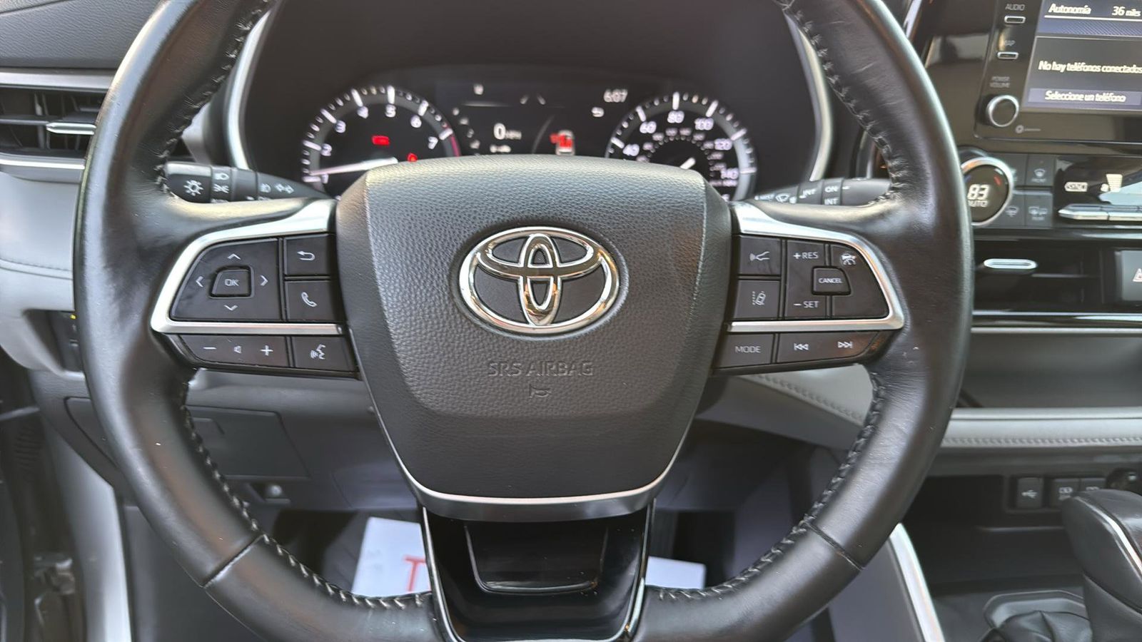 Used Car 2021 Toyota Highlander  Xle For Sale Under $30,000 In Austin, Texas