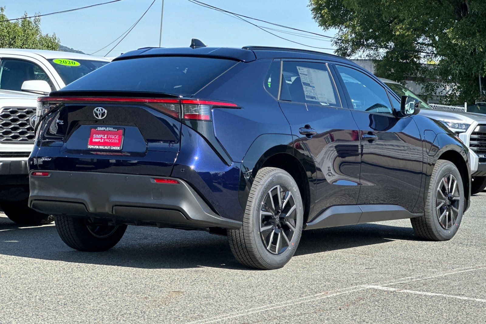 View vehicle photo 4