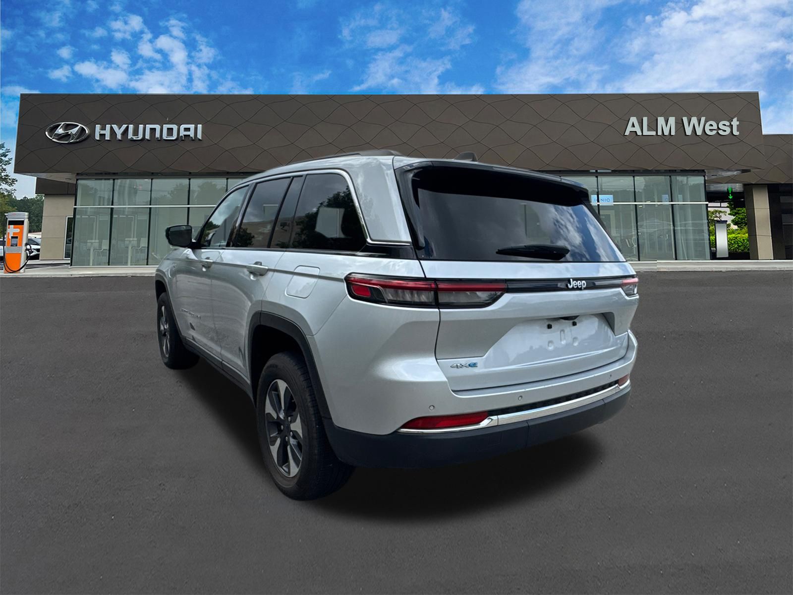 Used 2024 Silver Jeep 4xe image 7