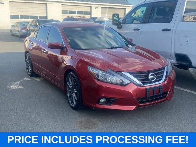 Cayenne Red 2017 Nissan Altima 3.5 SR Sedan Front-Wheel Drive Continuously Variable Transmission
