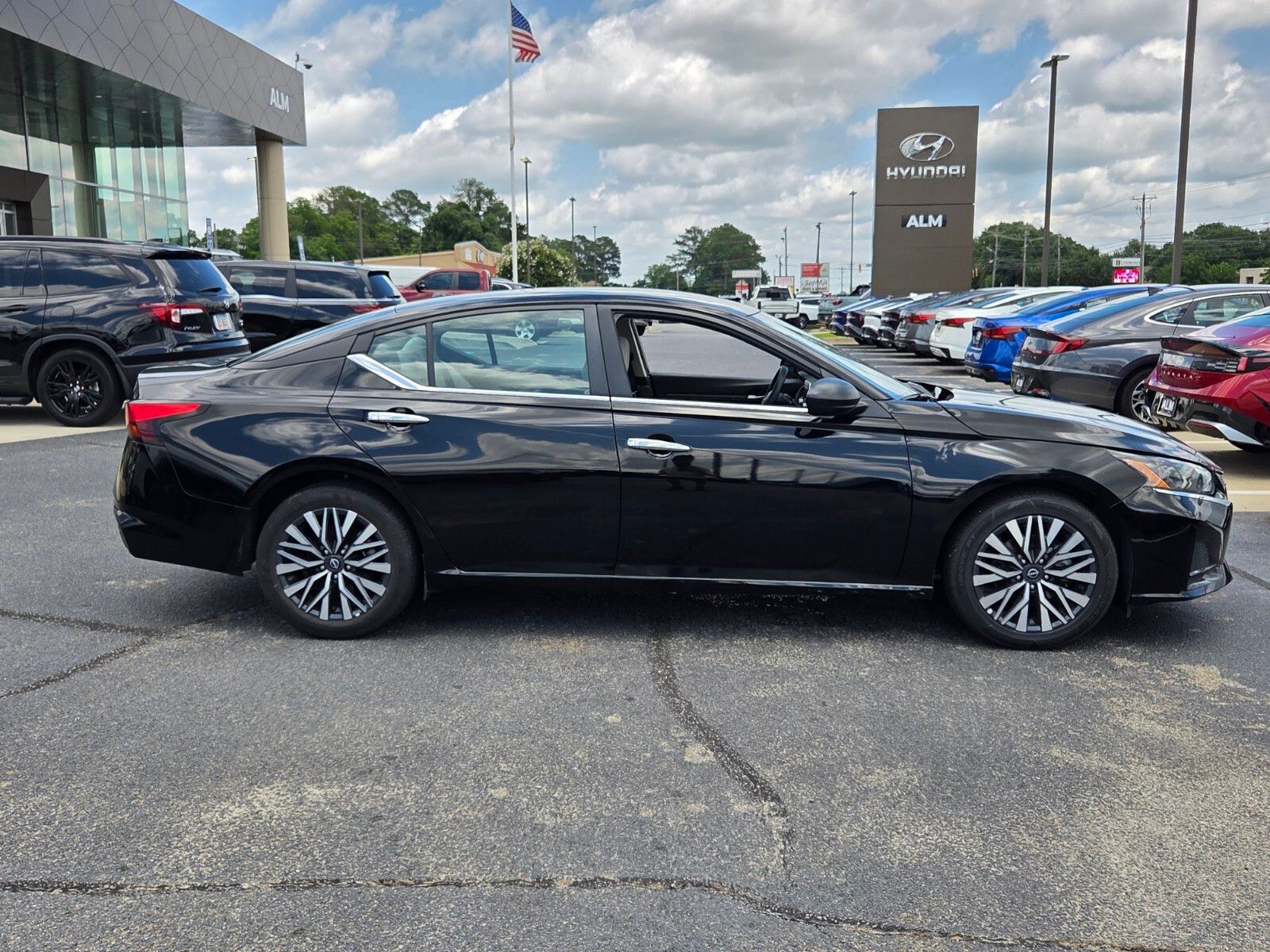 Used 2025 Super Black Nissan 2.5 SV image 14