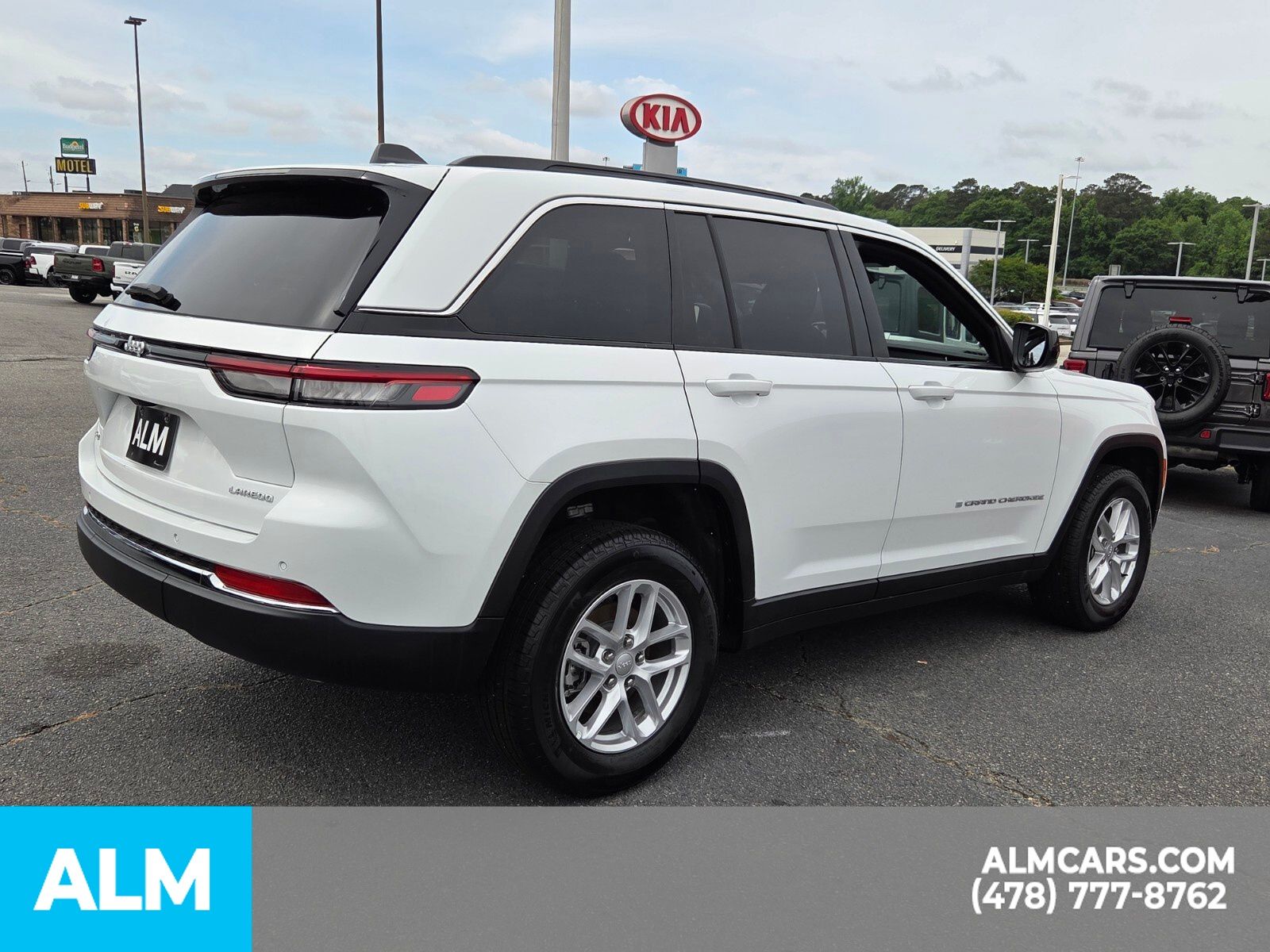 Used 2025 White Jeep Laredo X image 19