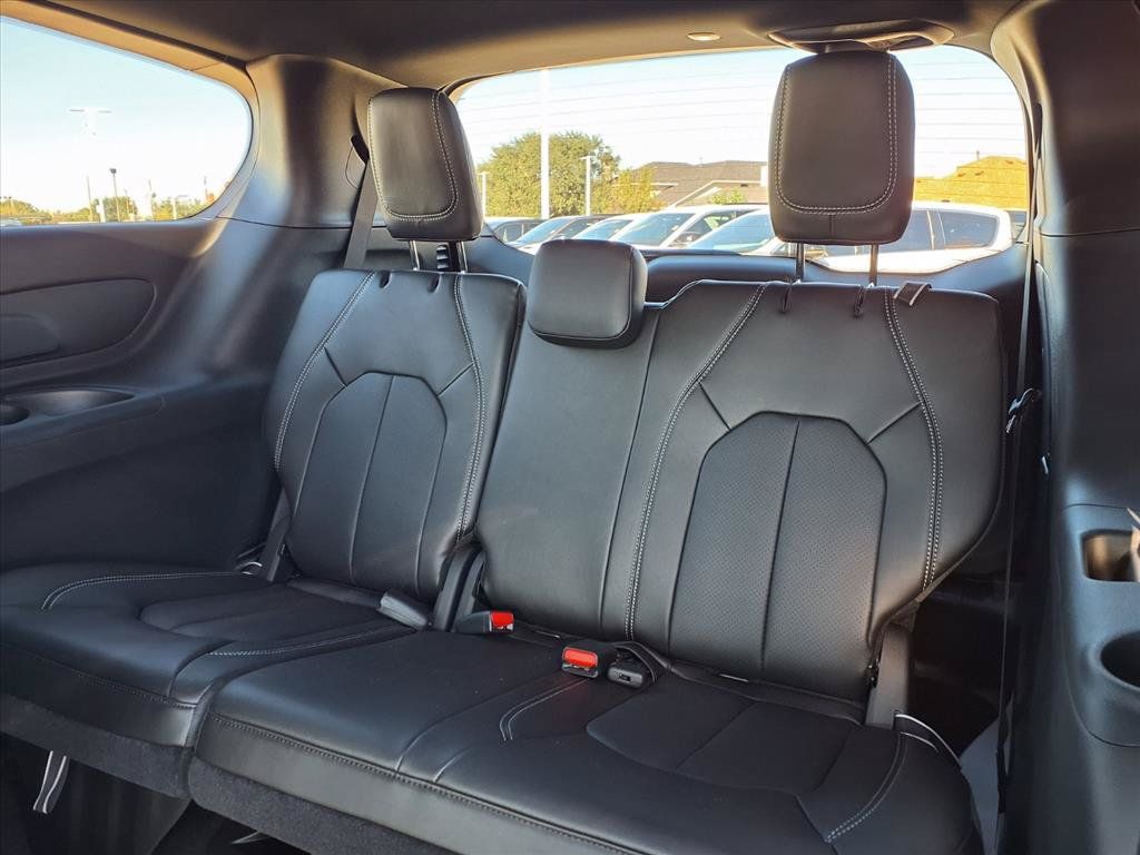 2026 Chrysler Pacifica Select - 11