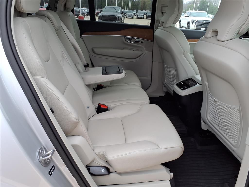 2022 Volvo XC90 T6 Momentum Silver at DeMontrond Auto Country