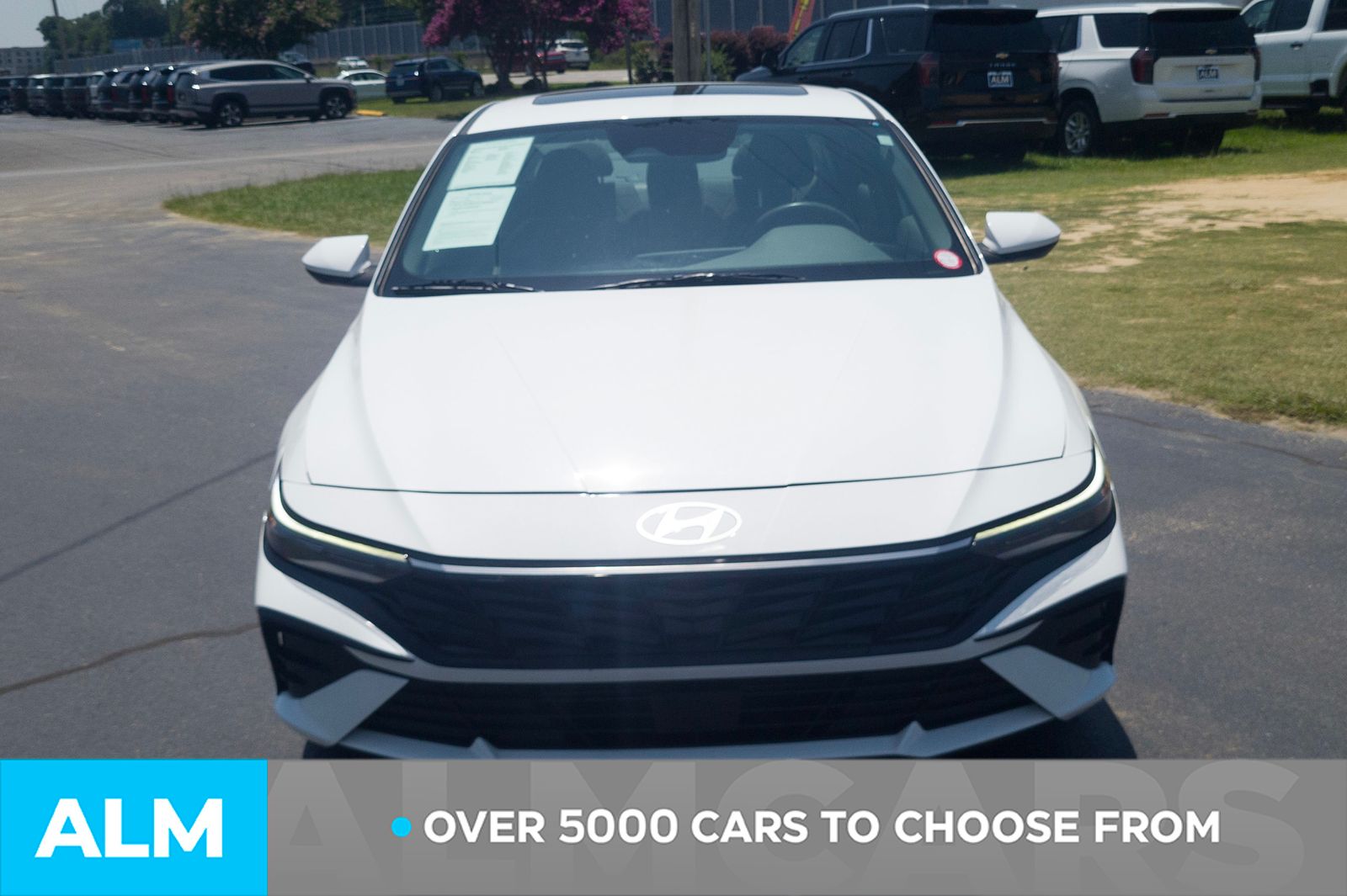 Used 2025 White Hyundai SEL Convenience image 2