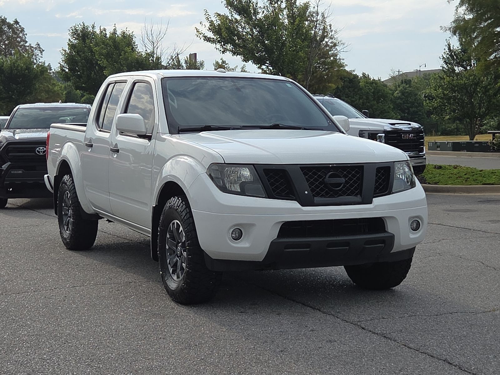 Glacier White 2018 Nissan Frontier Pickup Truck Four-Wheel Drive 5-Speed Automatic Overdrive