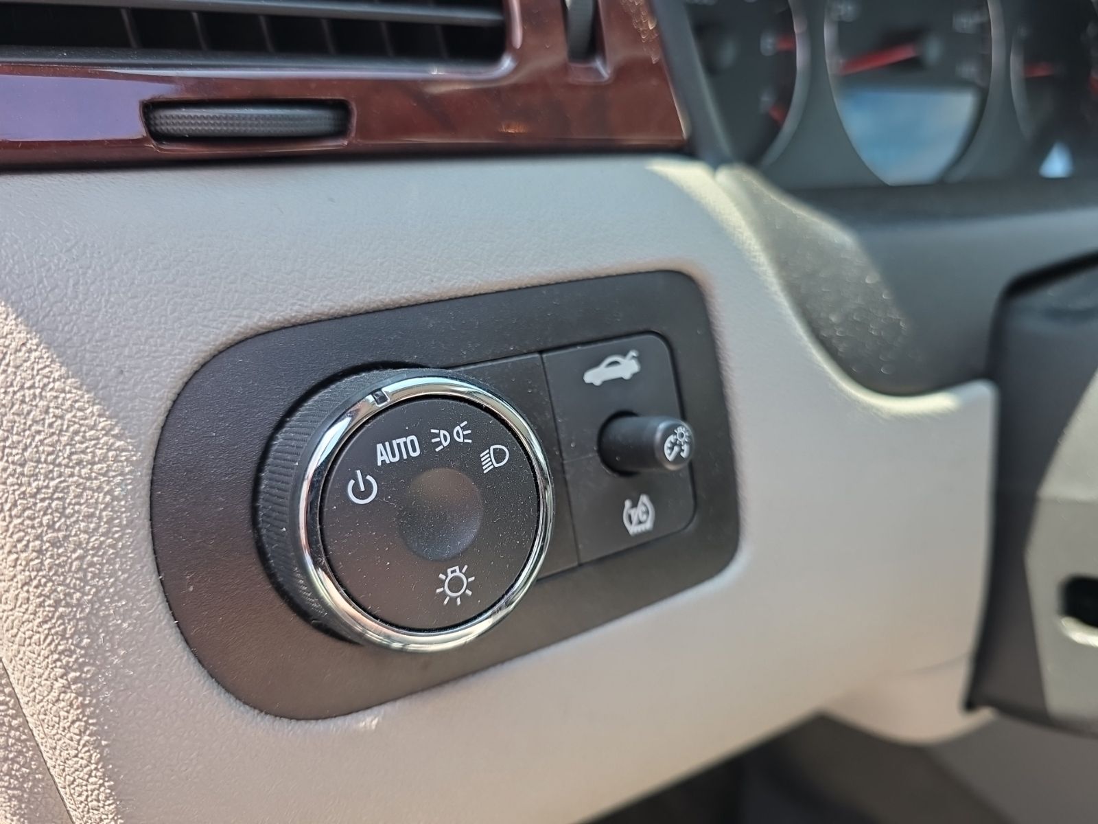 Used 2009 Gray Chevrolet LT image 27