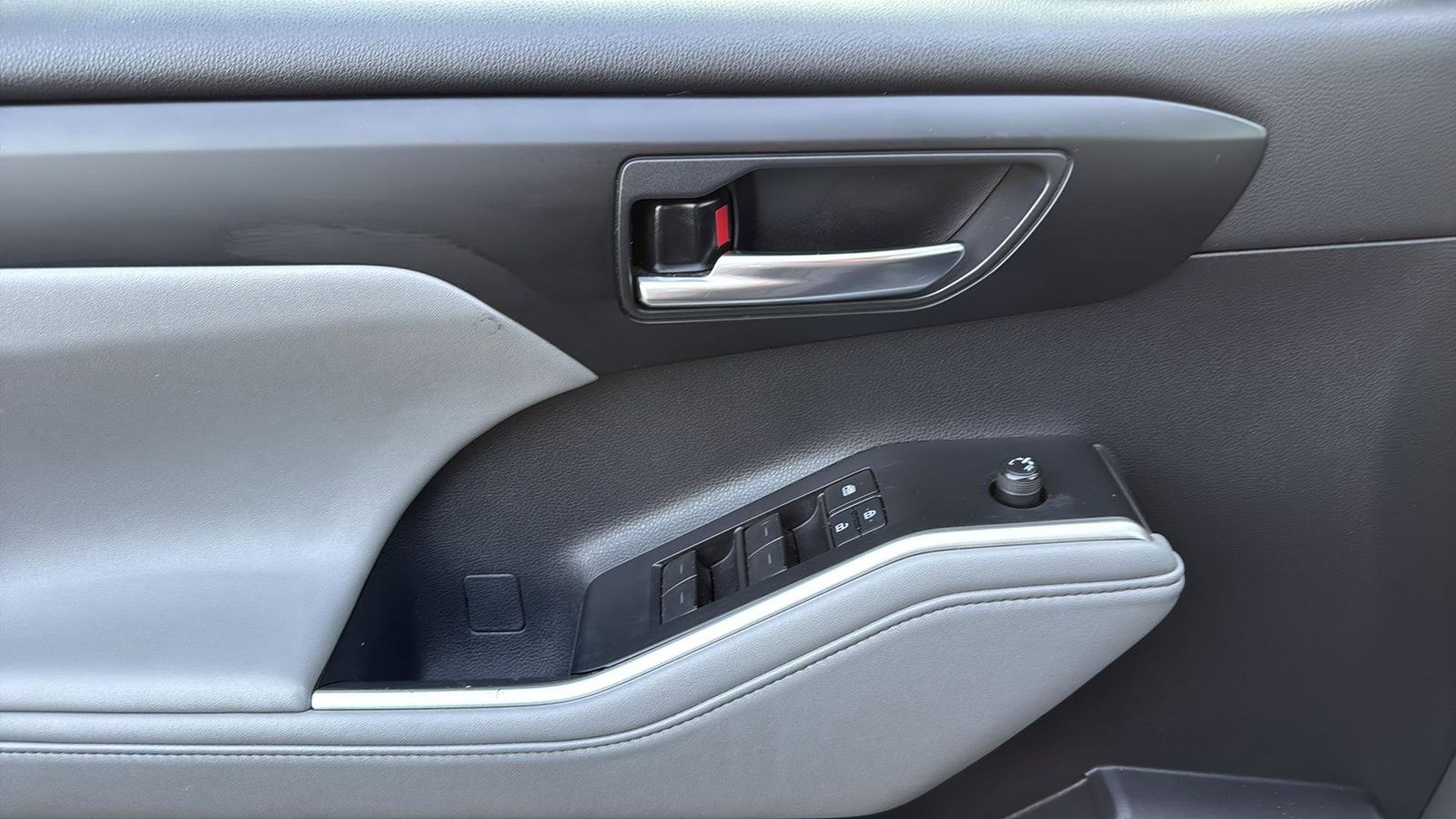 Used Car 2021 Toyota Highlander  Xle For Sale Under $30,000 In Austin, Texas