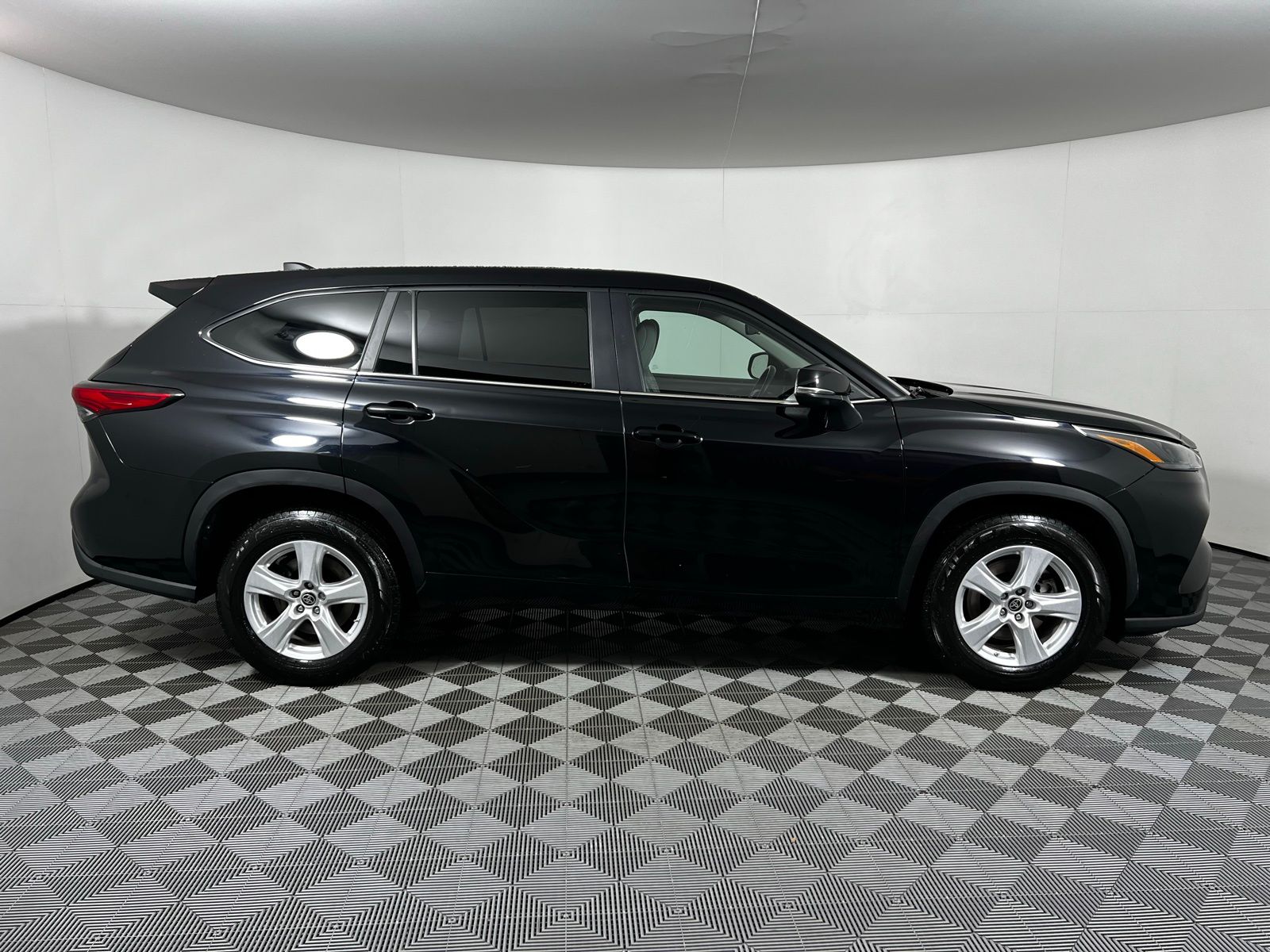 Thumbnail: 2023 Toyota Highlander - 4