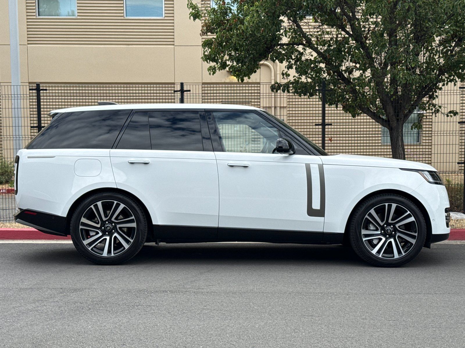 2023 Land Rover Range Rover SE - Photo 6