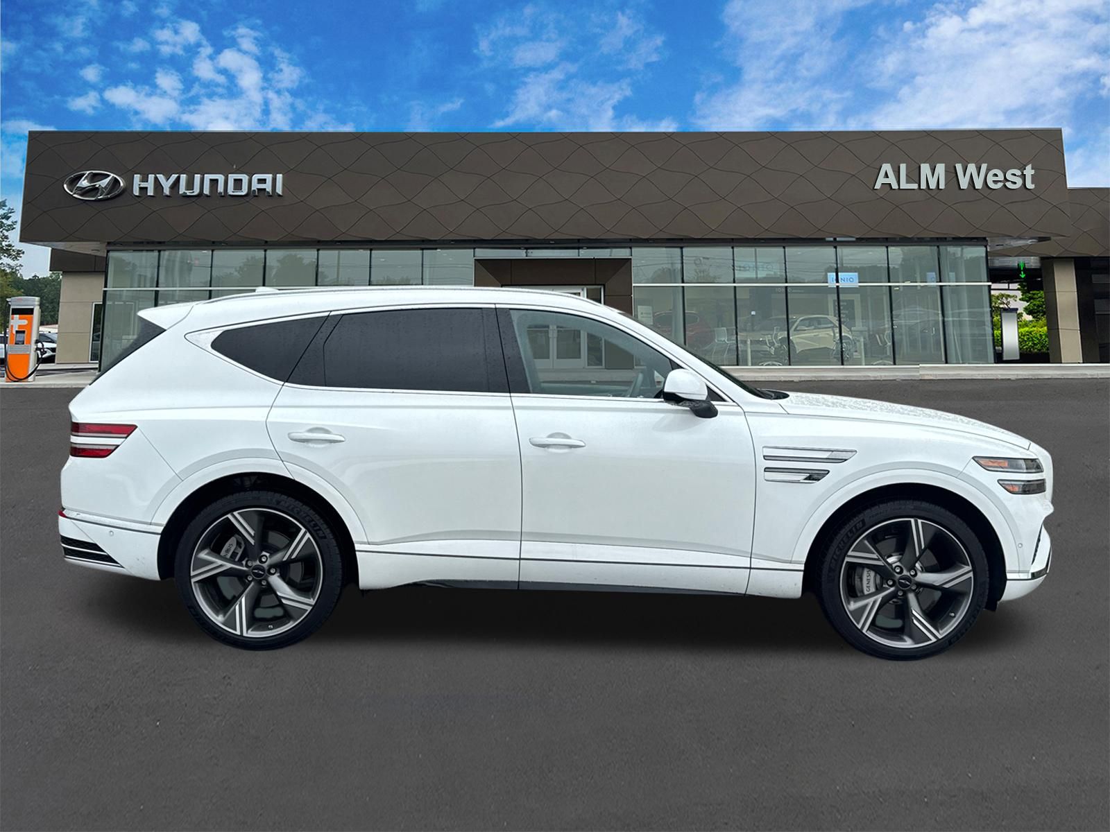 Used 2025 White Genesis 3.5T Prestige image 4