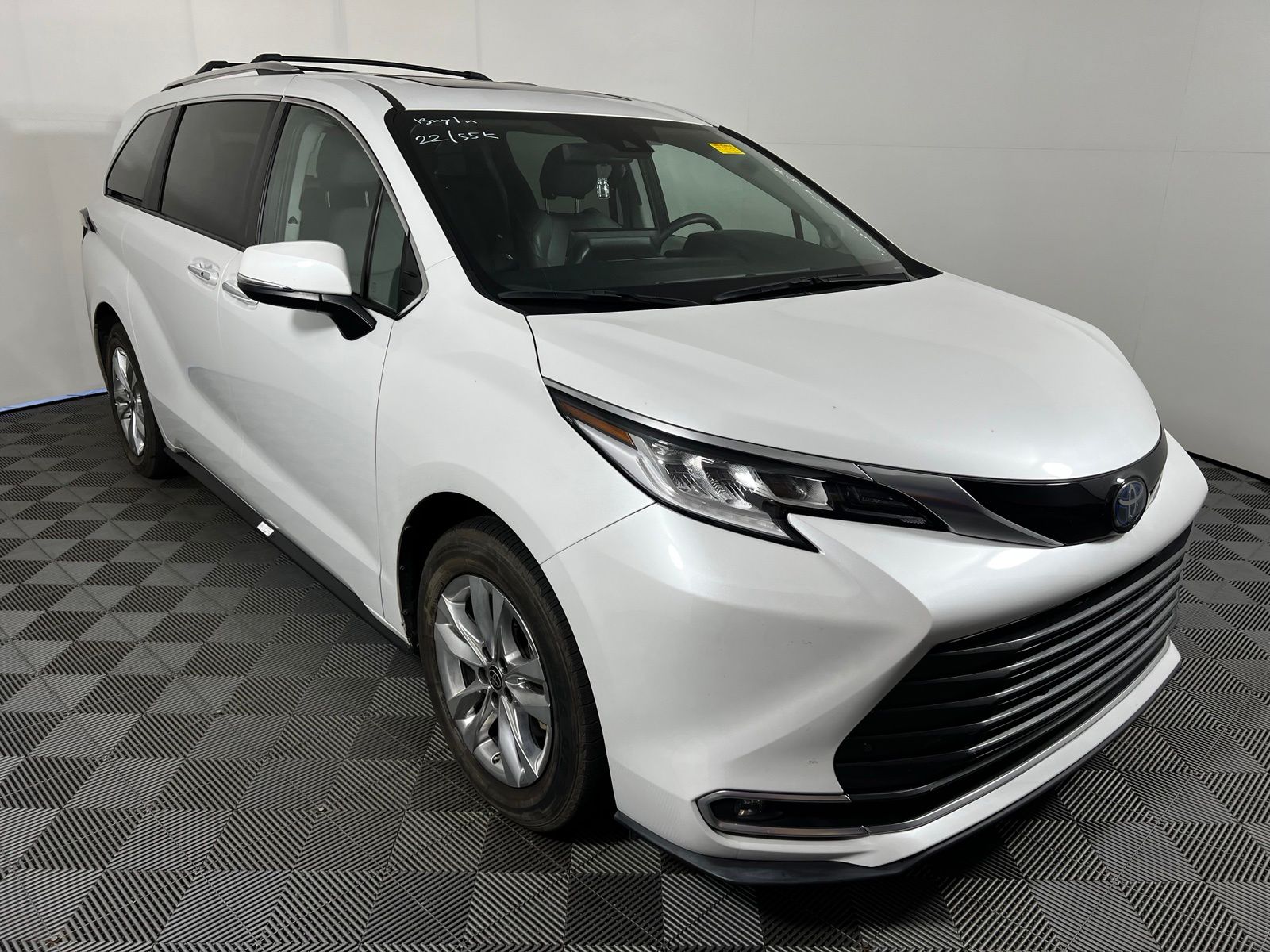 Thumbnail: 2022 Toyota Sienna - 3