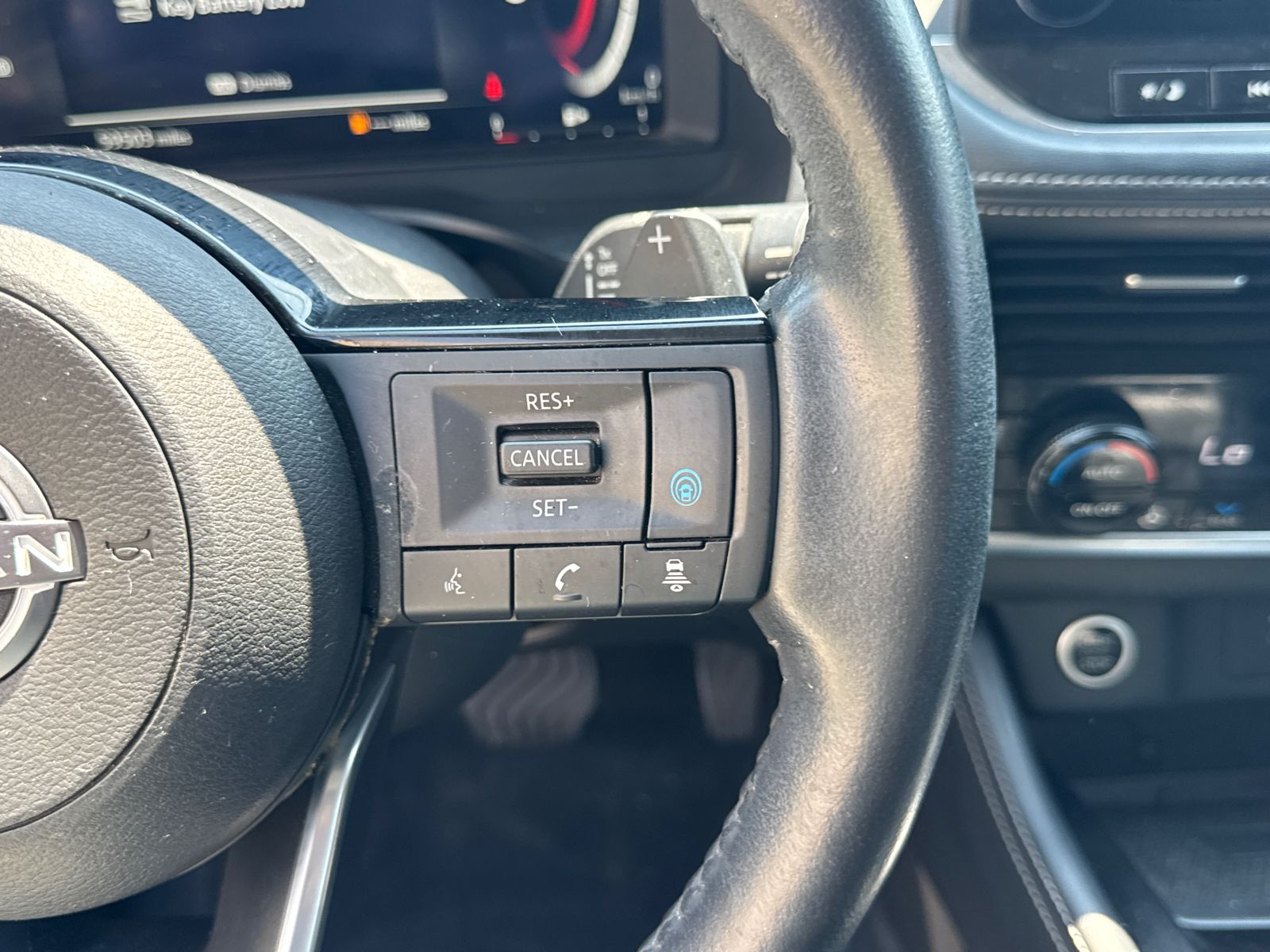 Used 2022 White Nissan Platinum image 26