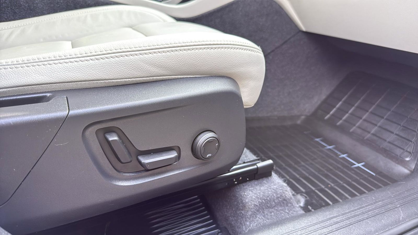 Used Car 2022 Volvo Xc40  Momentum For Sale Under $30,000 In Austin, Texas