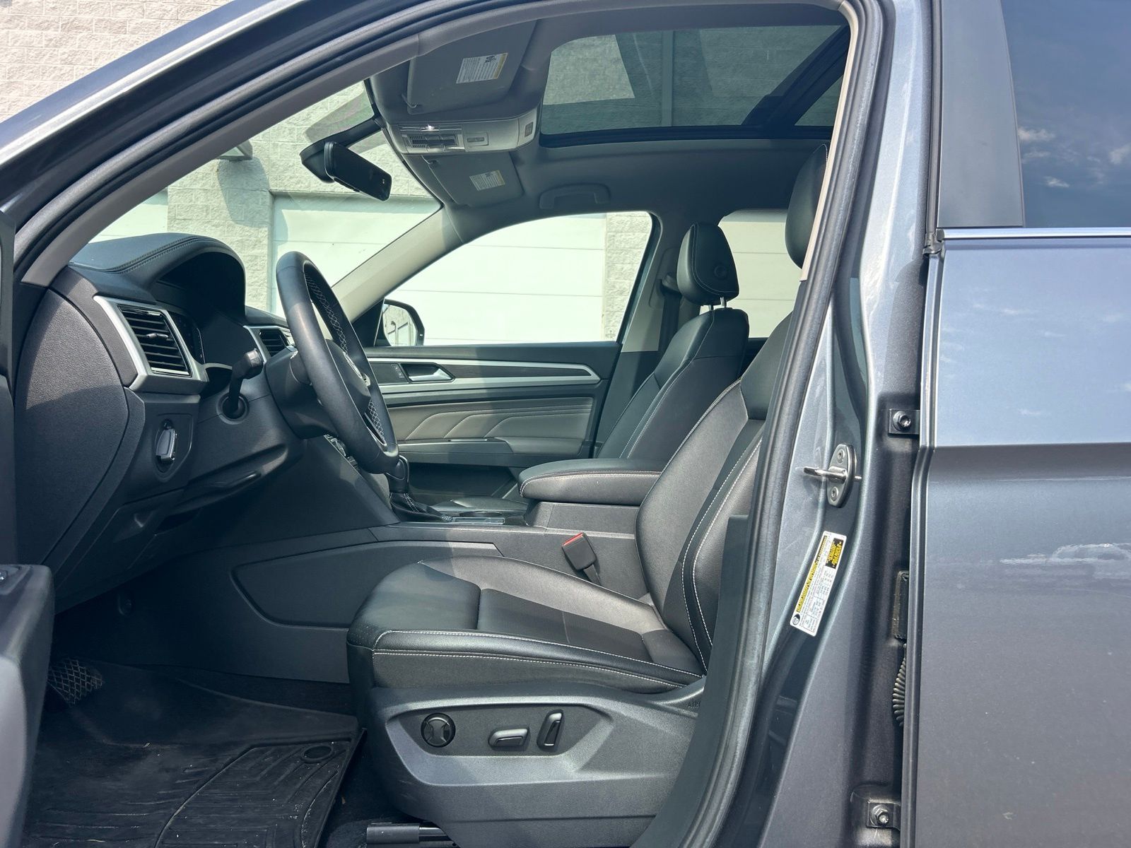 Used 2023 Gray Volkswagen 2.0T SE w/Technology image 9